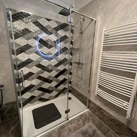 Luxury Ora Split