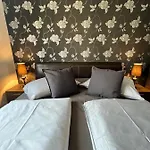 Luxury Ora Split